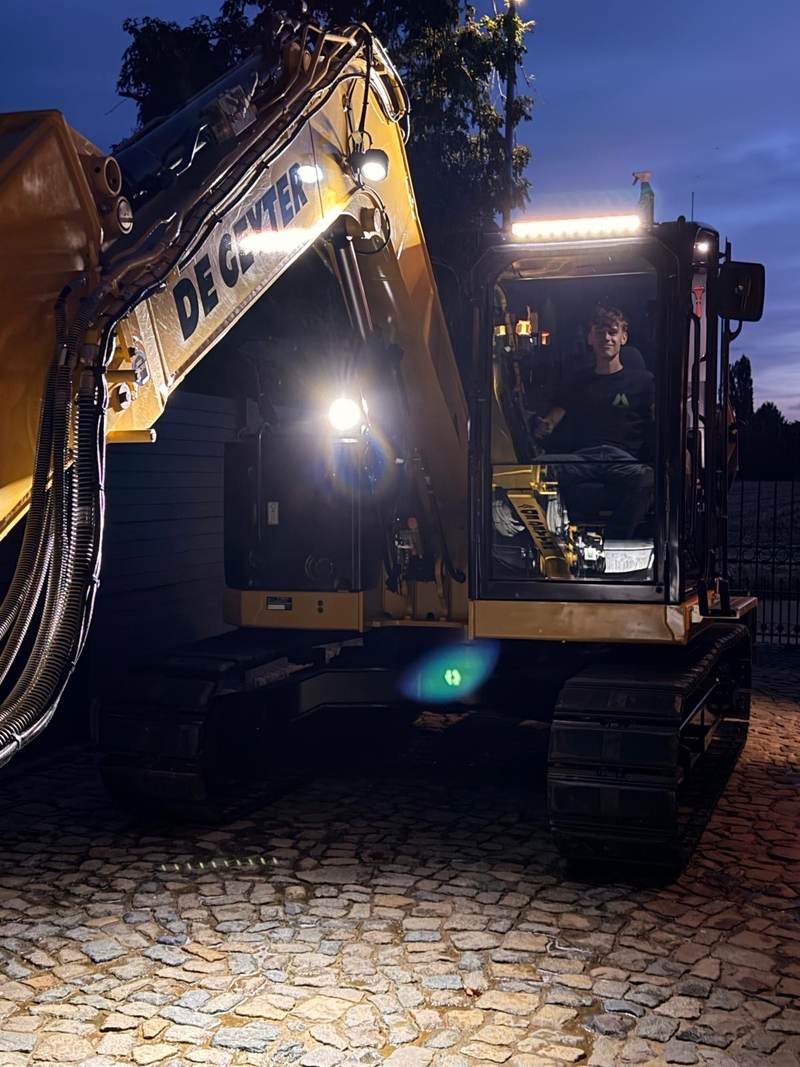 De CAT 308 's avonds met werklampen